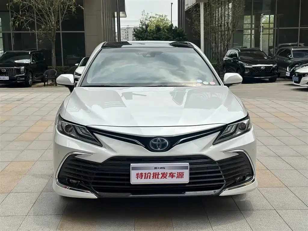 Toyota Camry — фото 2
