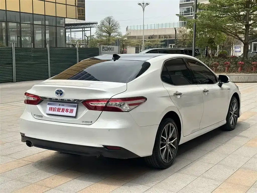 Toyota Camry — фото 3