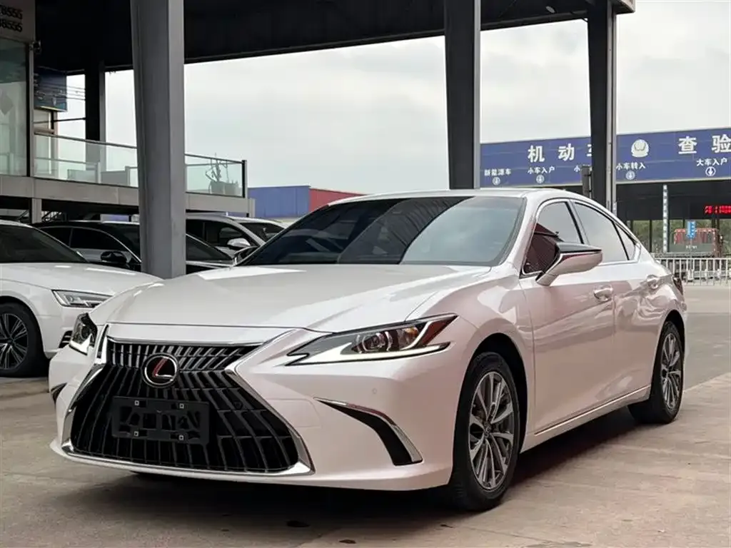Lexus ES — фото 1