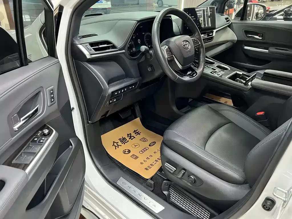 Toyota Granvia 2024 из CN, фото 6