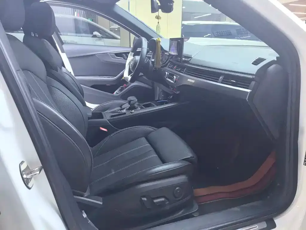 Audi A4L 2023 из CN, фото 3