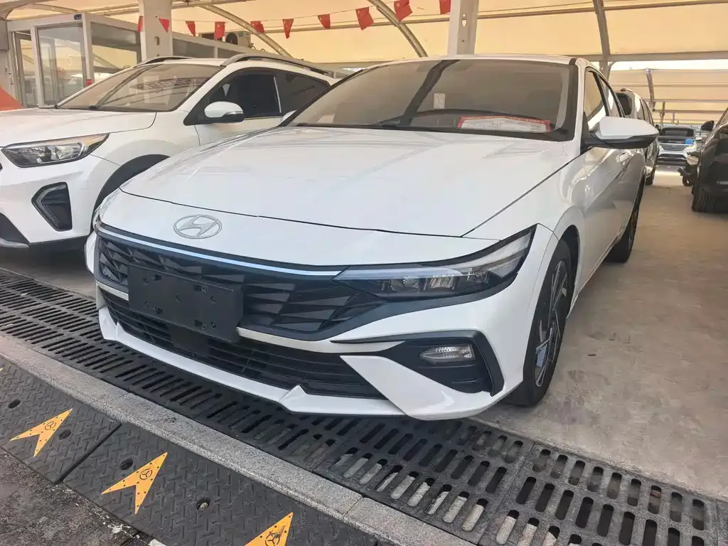 Hyundai Elantra 2023 из CN, фото 1