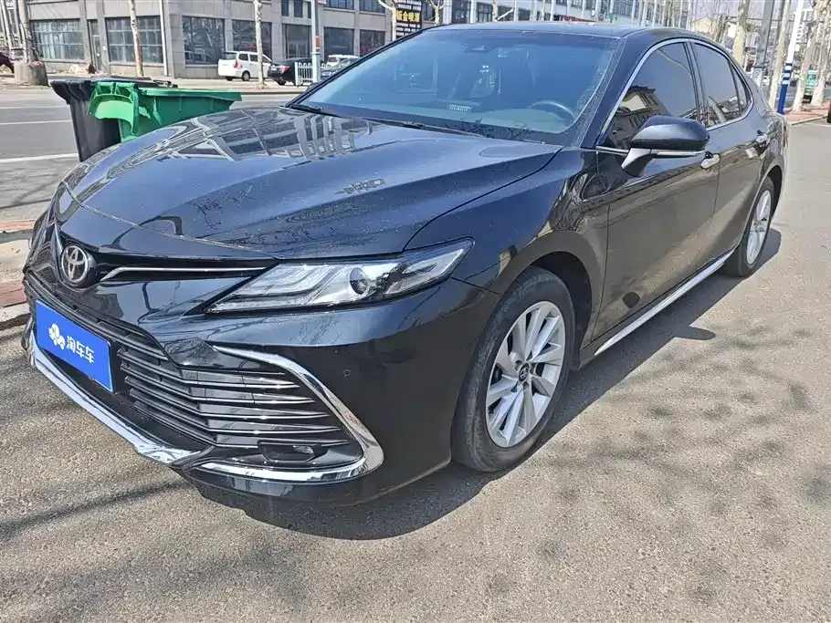Toyota Camry — фото 1