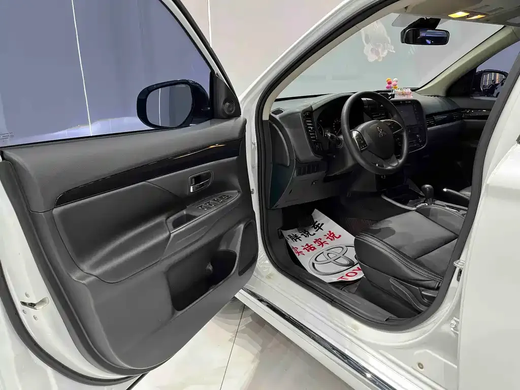 Mitsubishi Outlander — фото 10