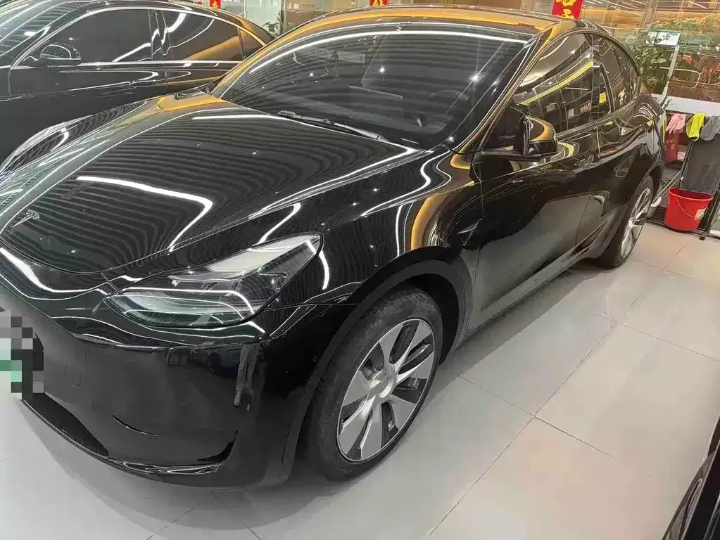 Tesla Model Y — фото 1