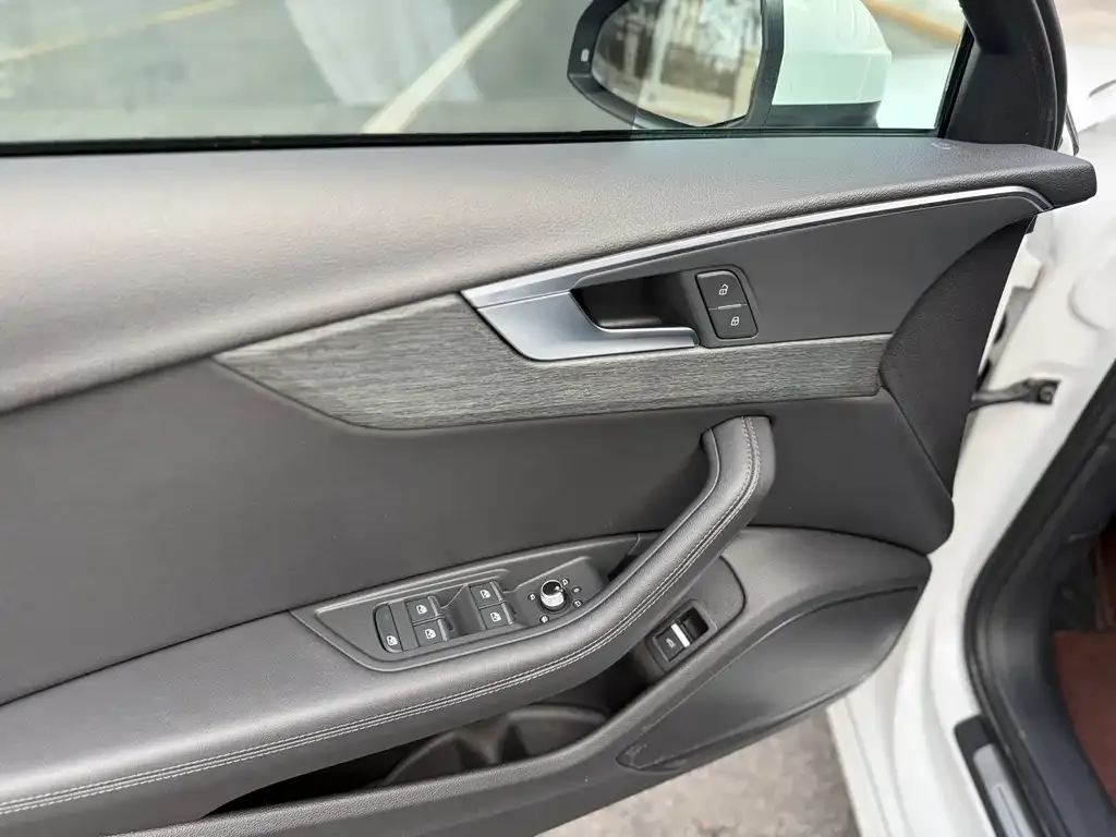 Audi A4L 2022 из CN, фото 2
