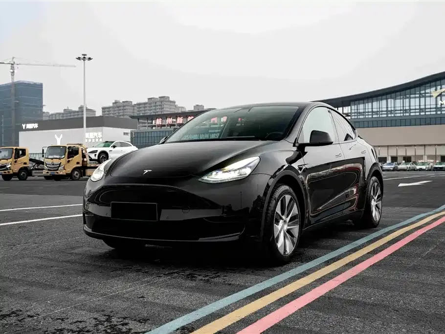 Tesla Model Y — фото 1
