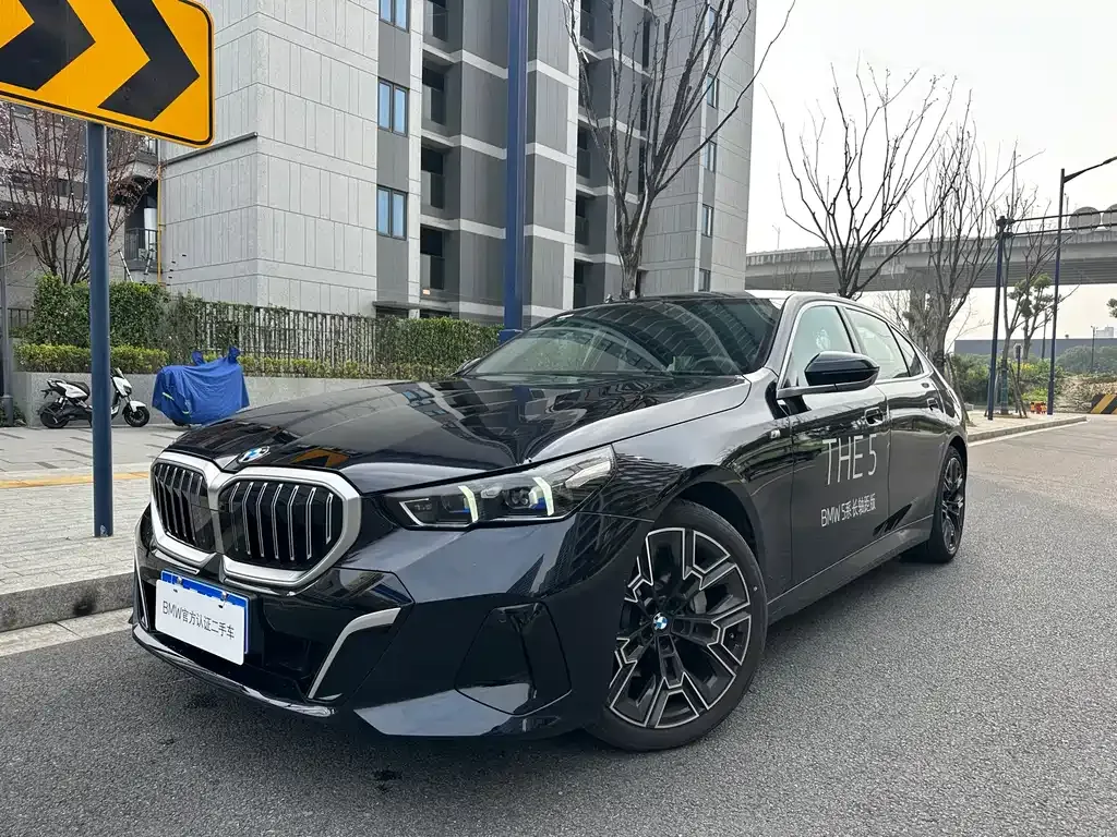 BMW 5 Series — фото 1