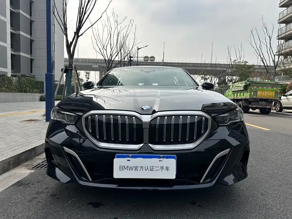 BMW 5 Series — фото 10