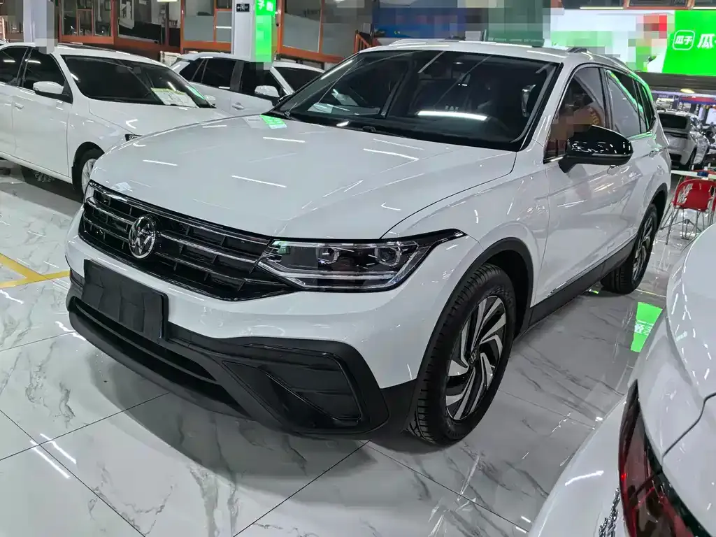Volkswagen Tiguan L — фото 1