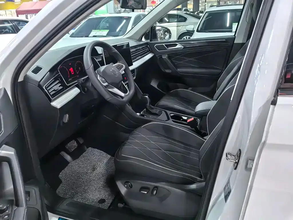 Volkswagen Tiguan L — фото 8