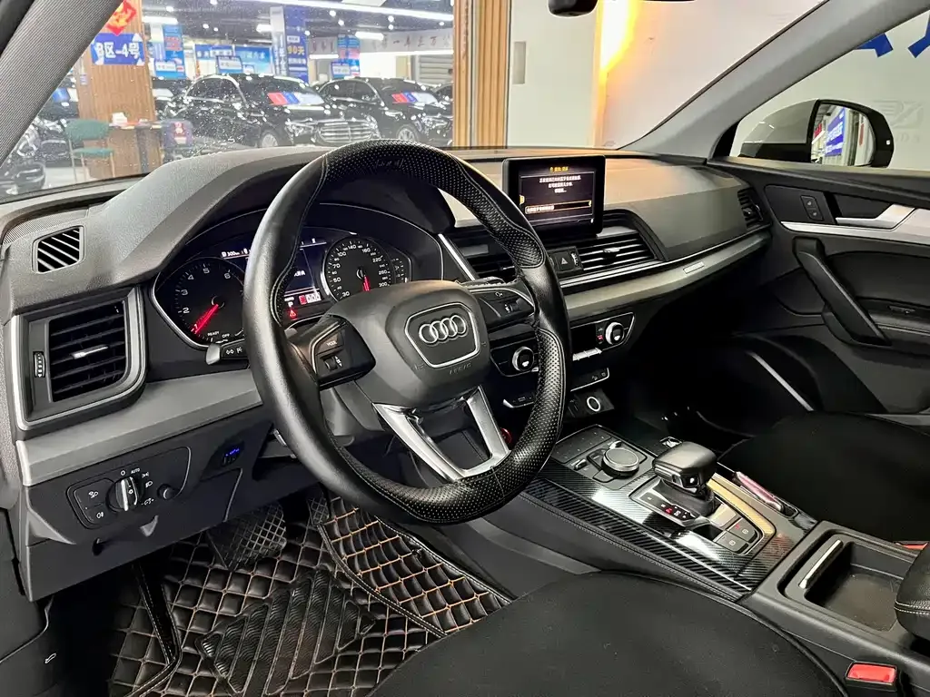 Audi Q5L — фото 10