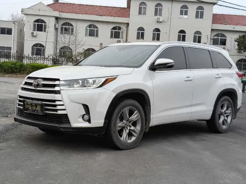 Toyota Highlander — фото 1