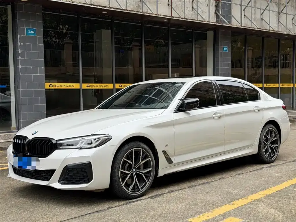 BMW 5 Series — фото 1