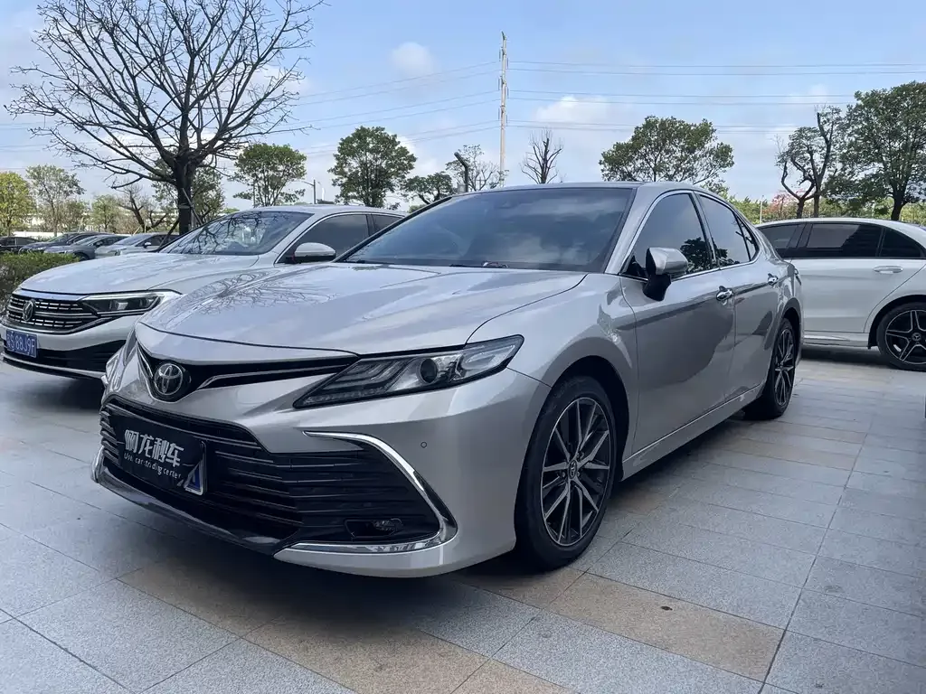 Toyota Camry — фото 1