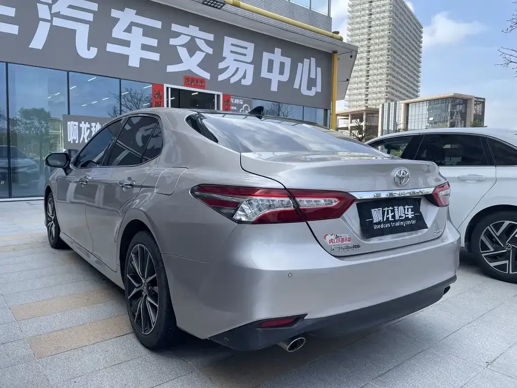 Toyota Camry — фото 3