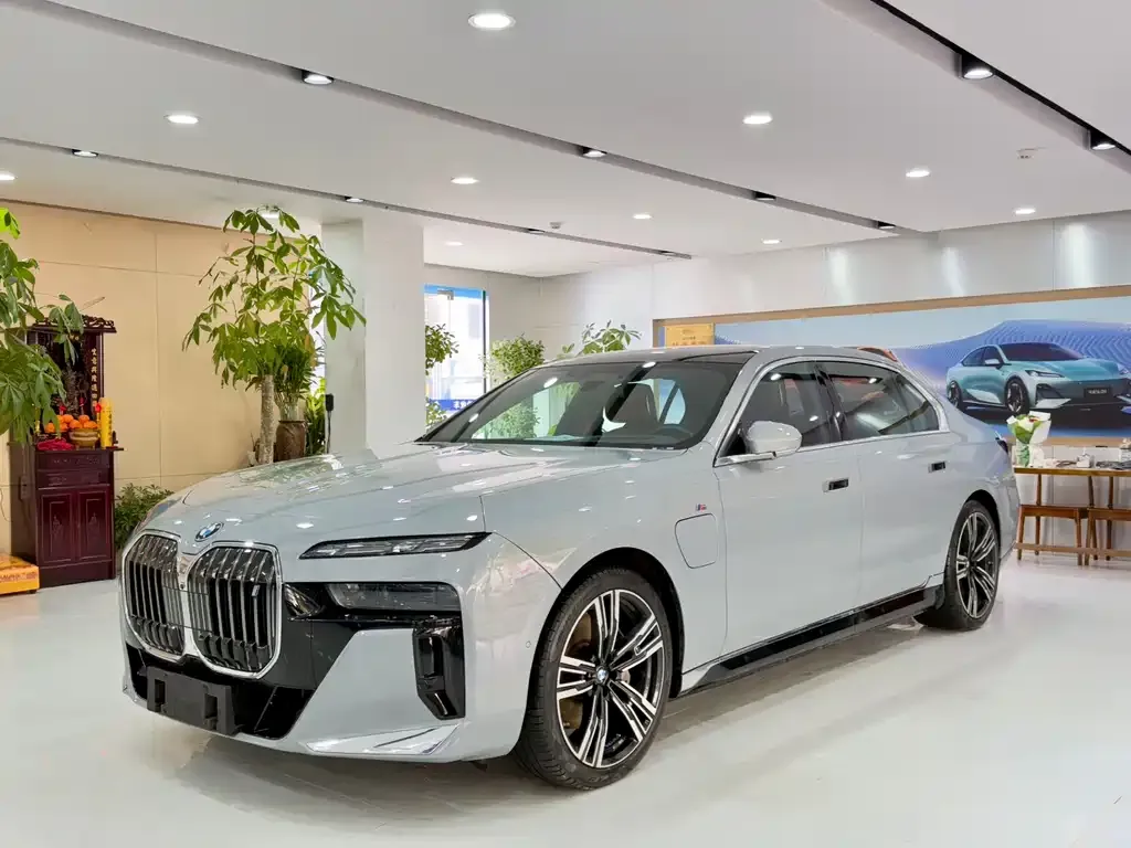 BMW i7