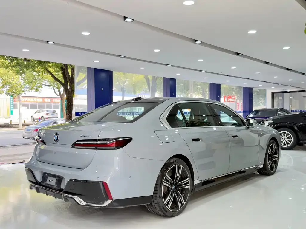 BMW i7 — фото 6