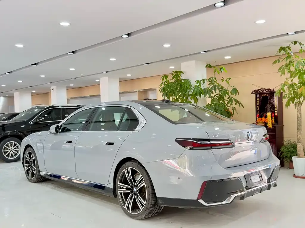 BMW i7 — фото 2