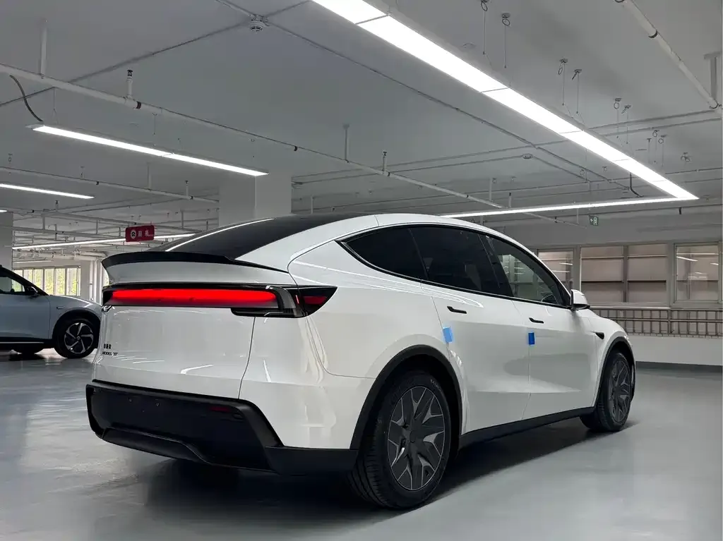 Tesla Model Y L — фото 4