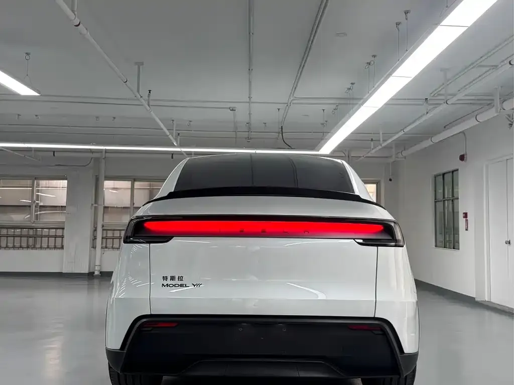 Tesla Model Y L — фото 10