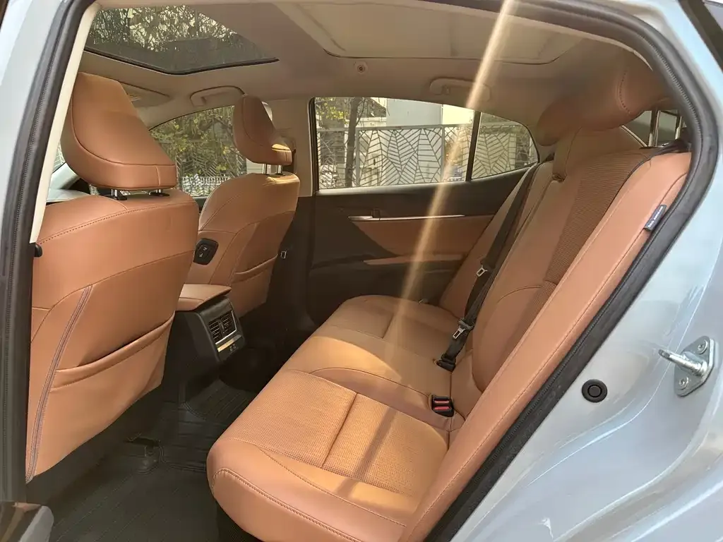 Toyota Camry 2024 из CN, фото 2