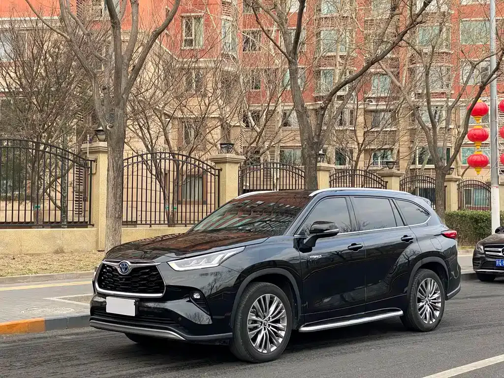 Toyota Highlander — фото 1