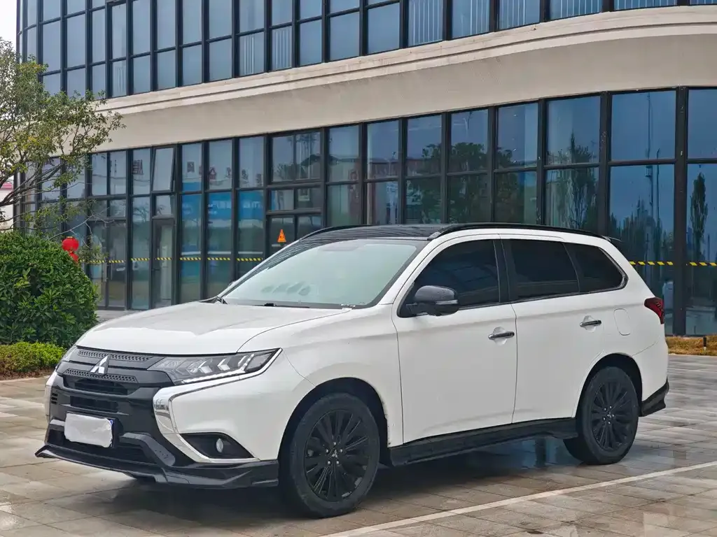 Mitsubishi Outlander — фото 1