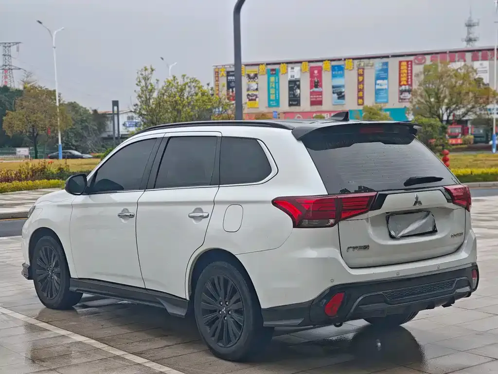Mitsubishi Outlander — фото 9