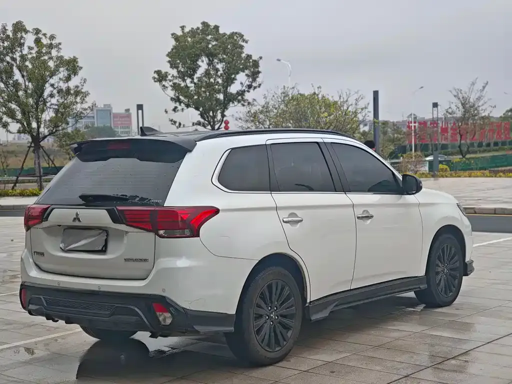 Mitsubishi Outlander — фото 4