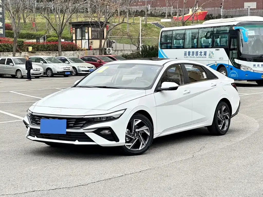 Hyundai Elantra — фото 1