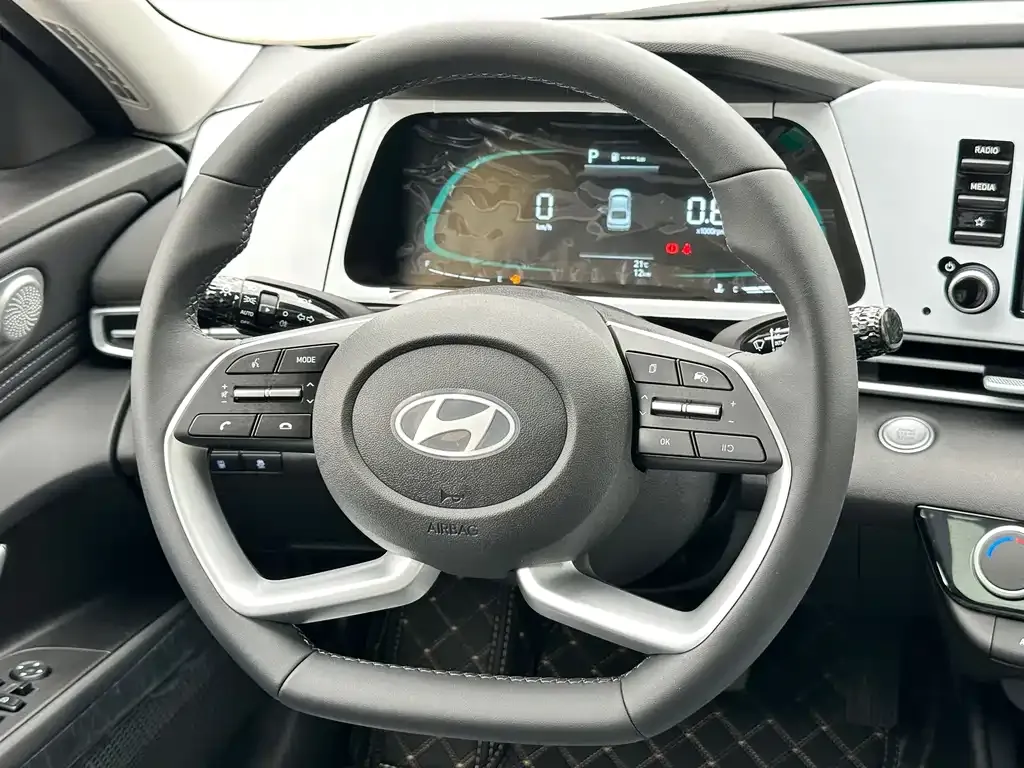 Hyundai Elantra — фото 2