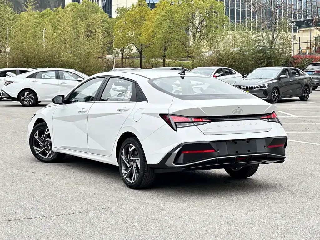 Hyundai Elantra — фото 7
