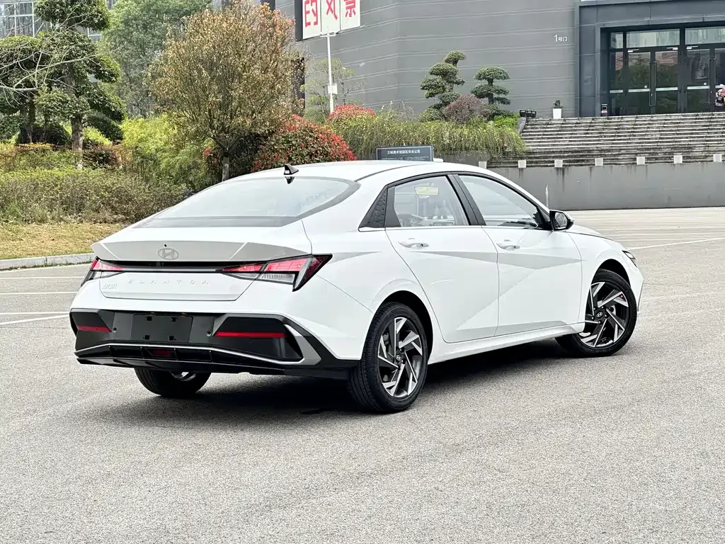 Hyundai Elantra — фото 6