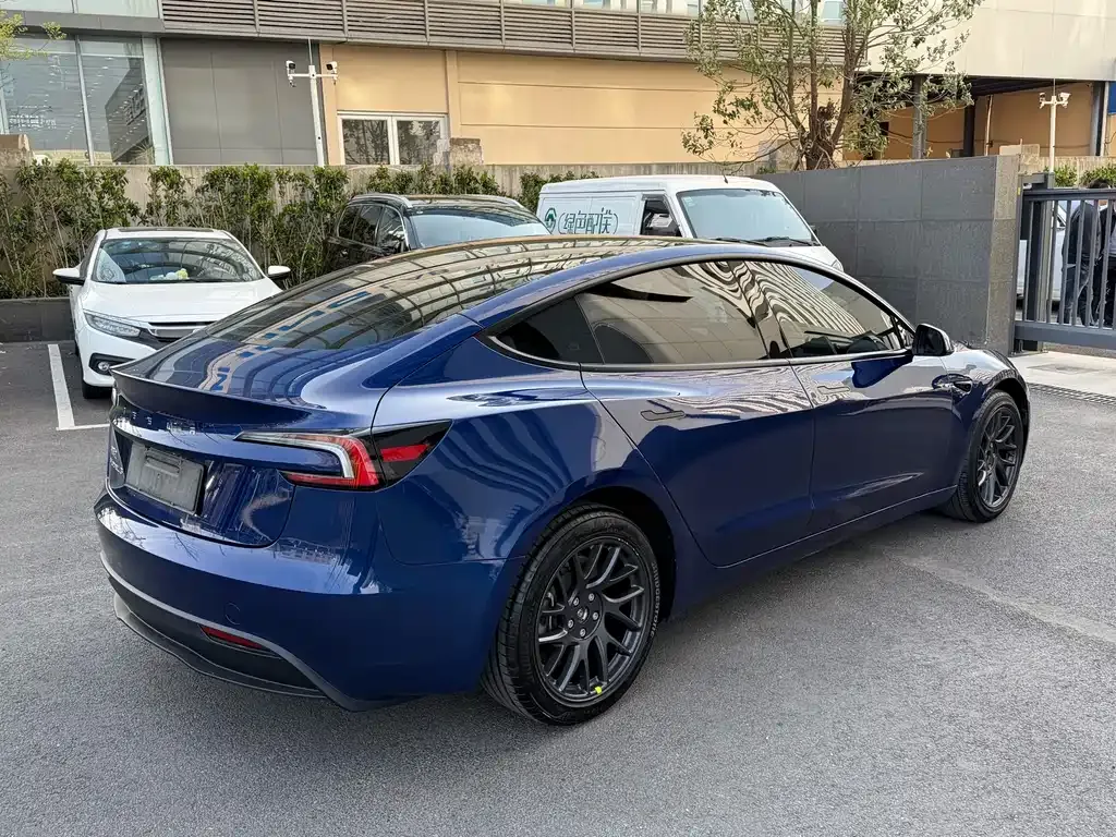 Tesla Model 3 — фото 9