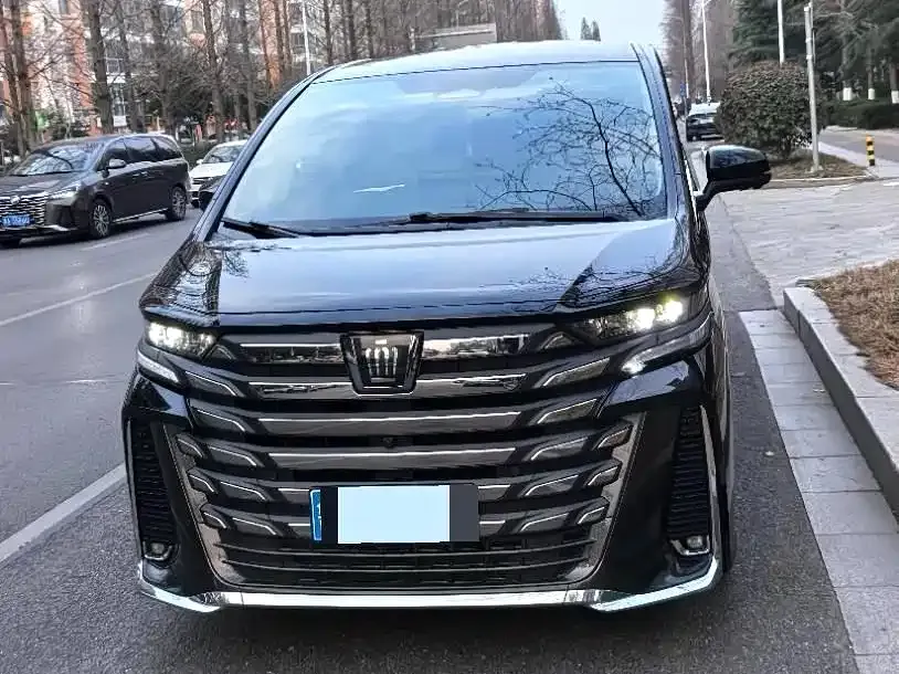 Toyota Vellfire — фото 1