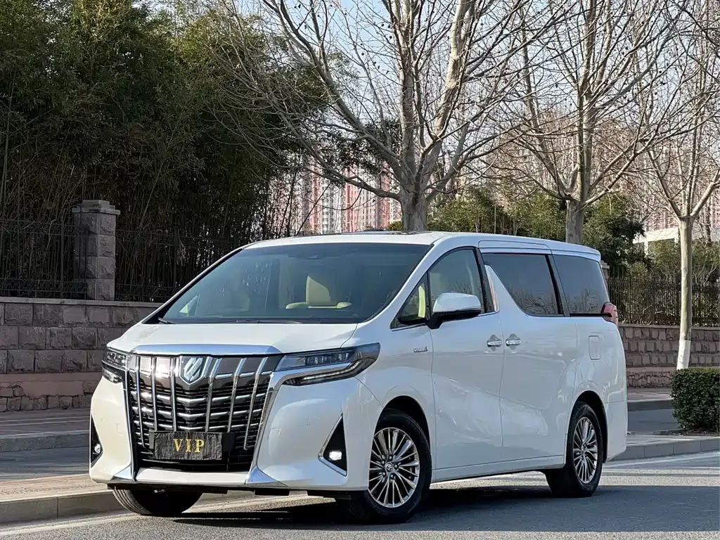 Toyota Alphard — фото 1