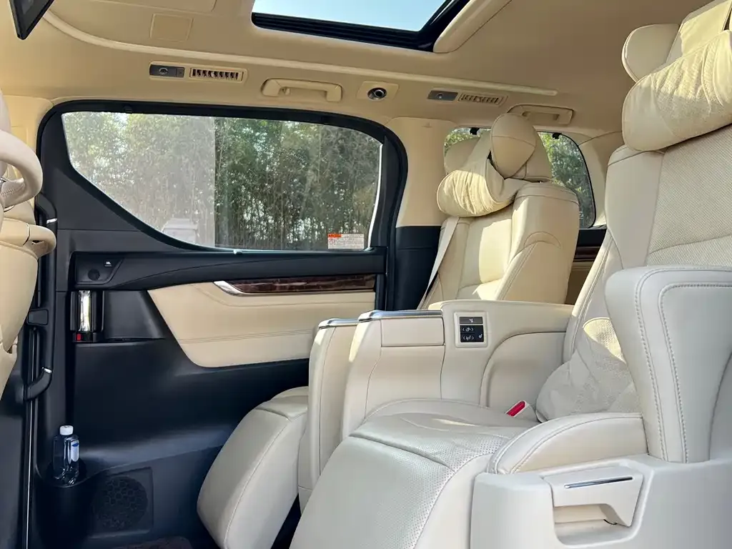 Toyota Alphard — фото 9