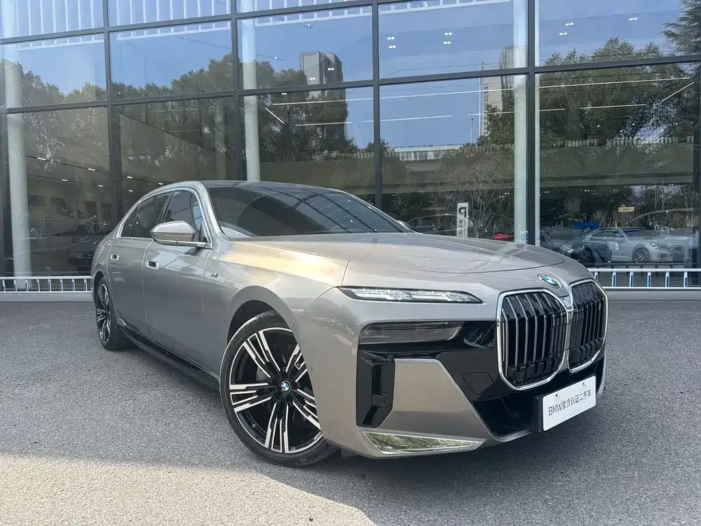 BMW i7