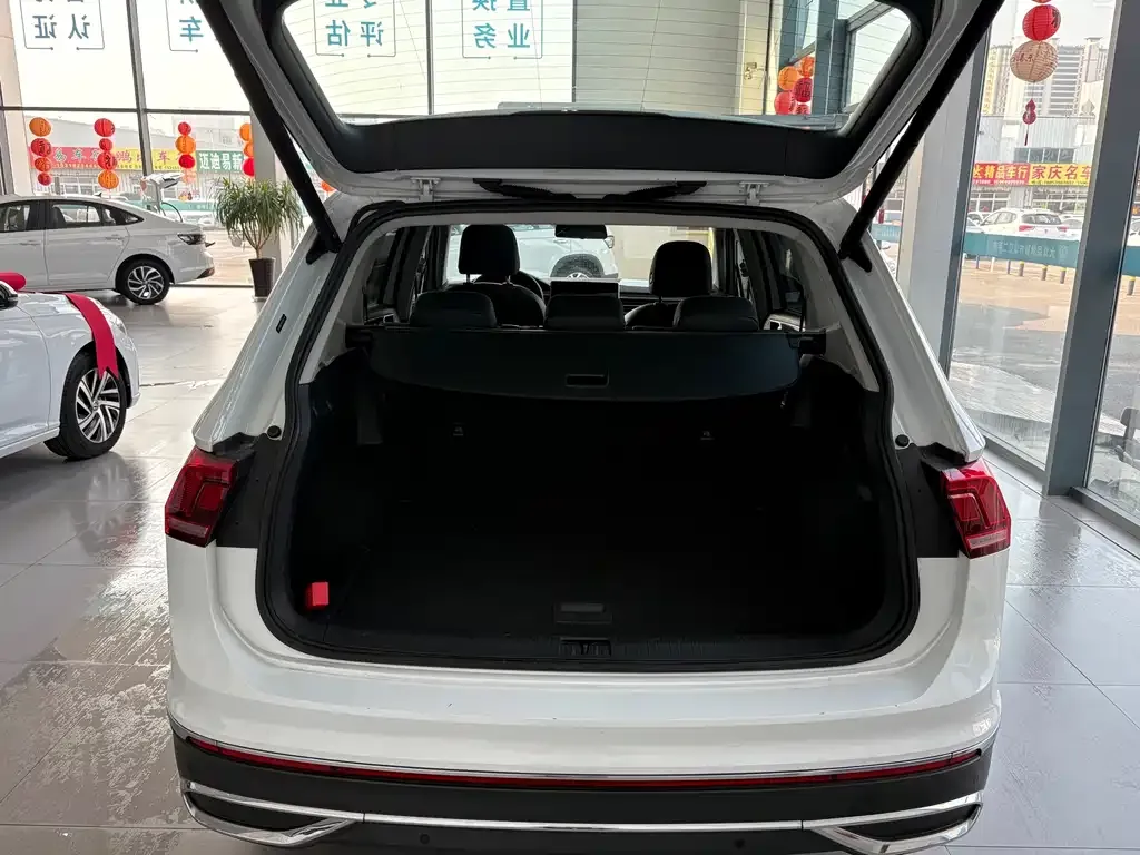 Volkswagen Tiguan L — фото 5