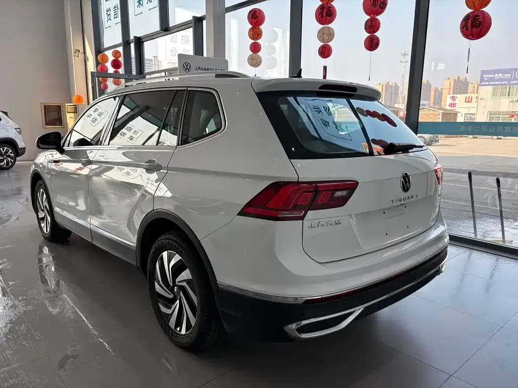 Volkswagen Tiguan L — фото 10