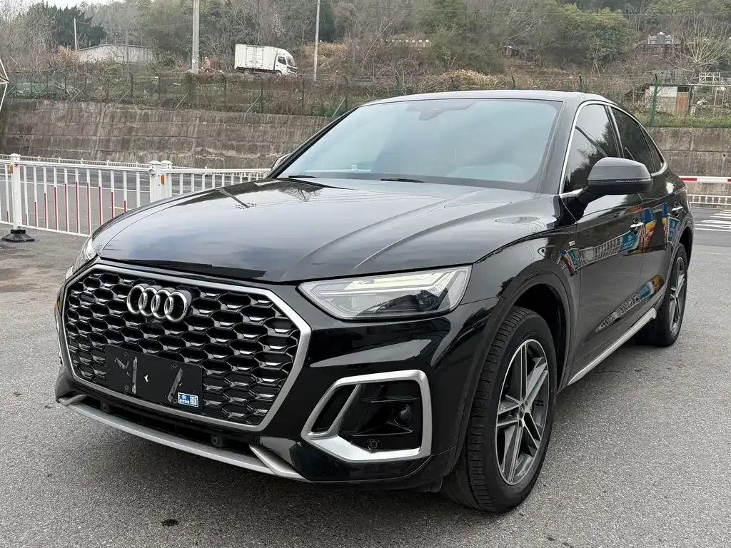 Audi Q5L Sportback — фото 1
