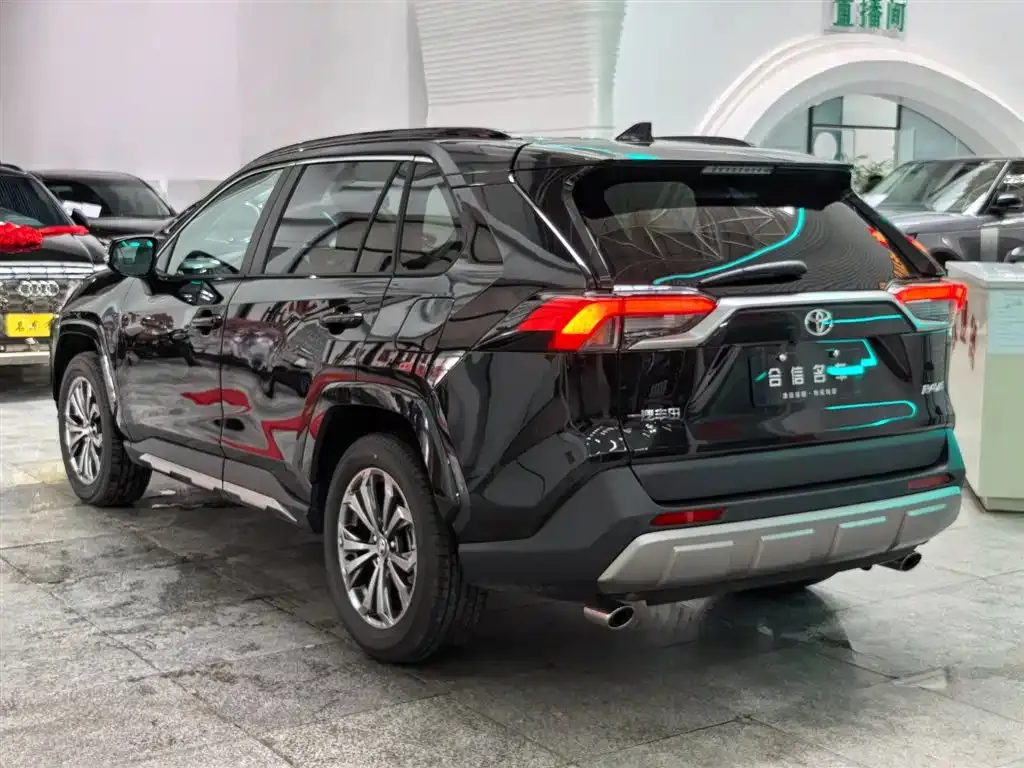 Toyota RAV4 — фото 5