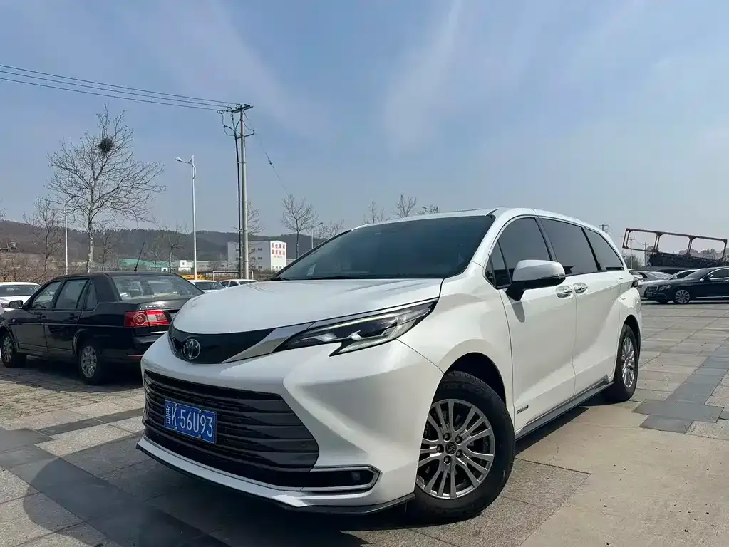 Toyota Sienna — фото 1