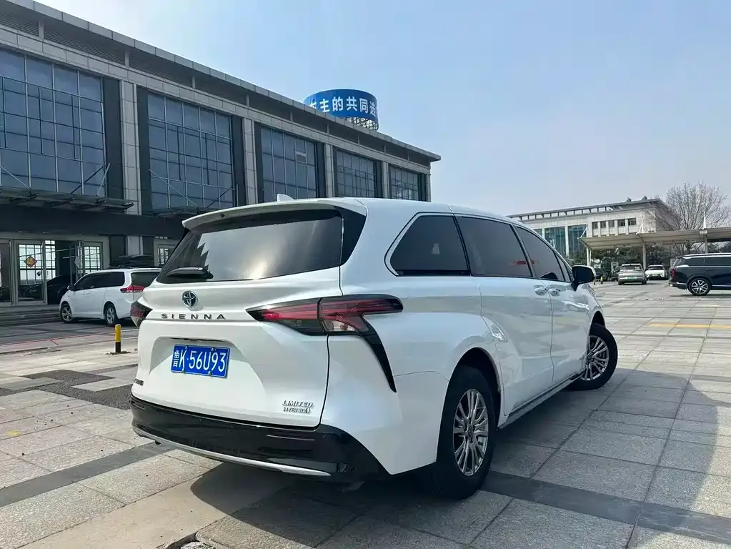 Toyota Sienna — фото 3