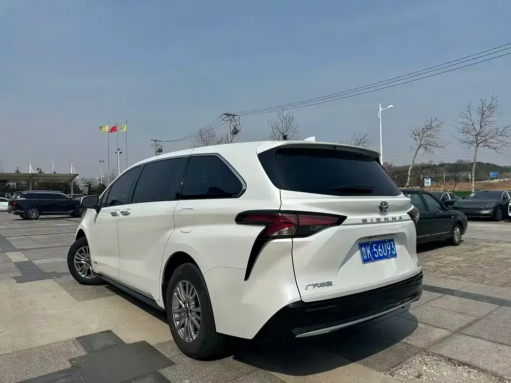 Toyota Sienna — фото 4