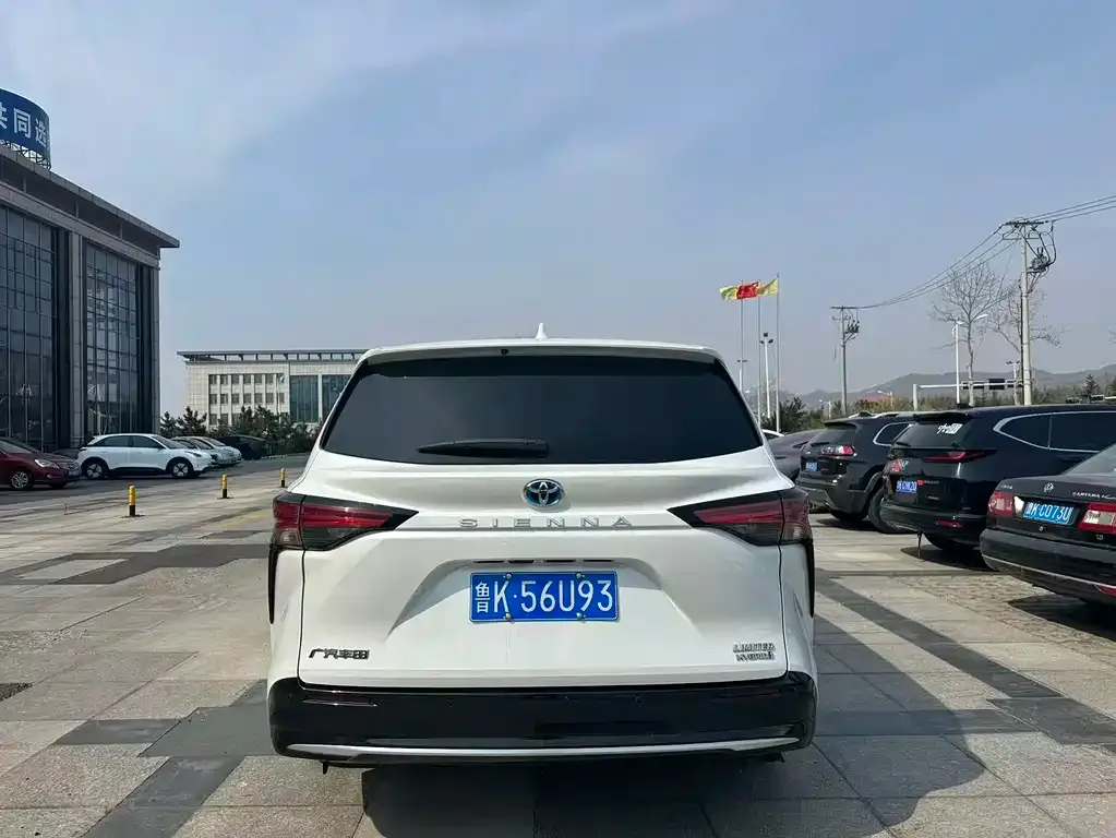 Toyota Sienna — фото 2