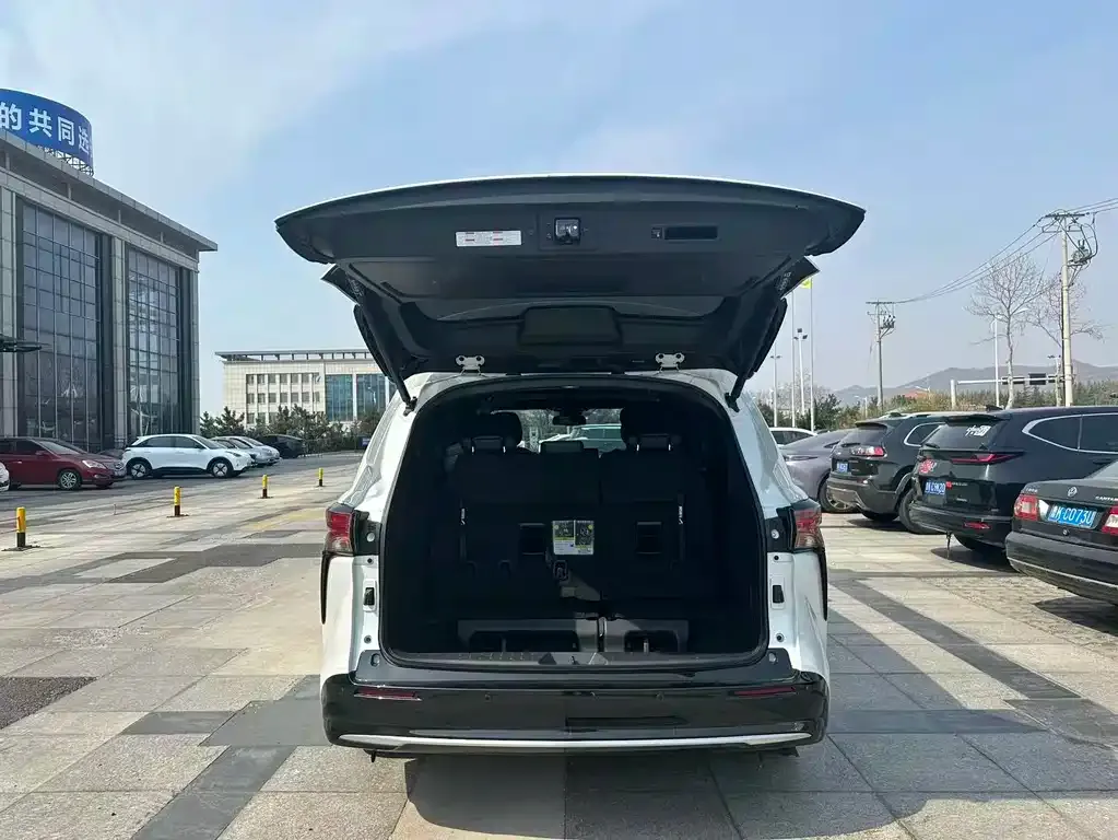 Toyota Sienna — фото 8