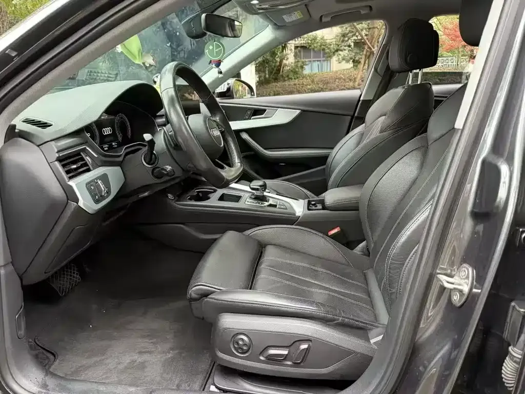Audi A4L 2021 из CN, фото 3