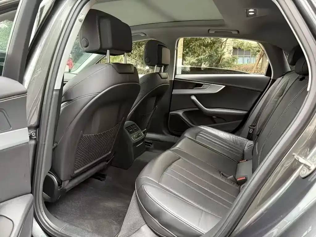 Audi A4L 2021 из CN, фото 2